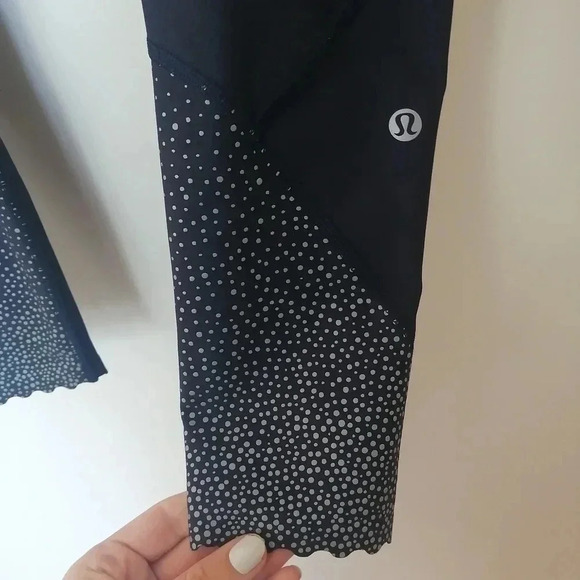 Lululemon Tight Stuff Tights II Leggings 25" in Navy with Silver Scallop Hem 4 - Picture 6 of 16